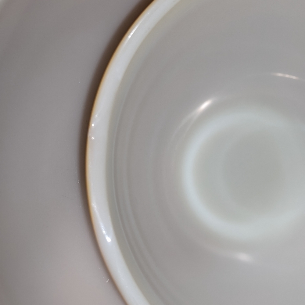 Pyrex Round Mixing Bowls in White and Gold Ovenware - Picture 3 of 4